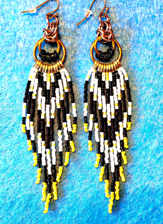 Byzantine Circle Chain Maille Earrings with glass beads in black, white, and yellow ✨️ 💛 🎶