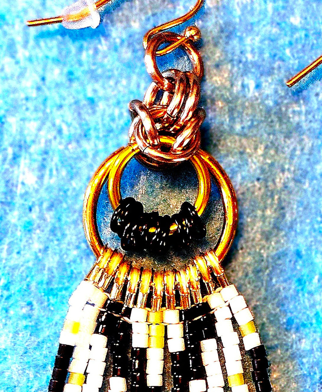 Byzantine Circle Chain Maille Earrings with glass beads in black, white, and yellow ✨️ 💛 🎶